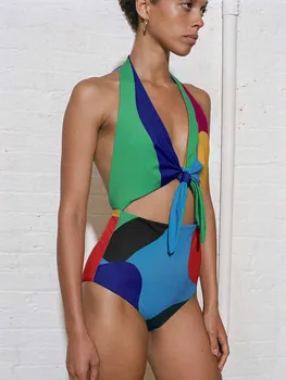 Модный цельный купальник с цветным принтом и открытой спиной